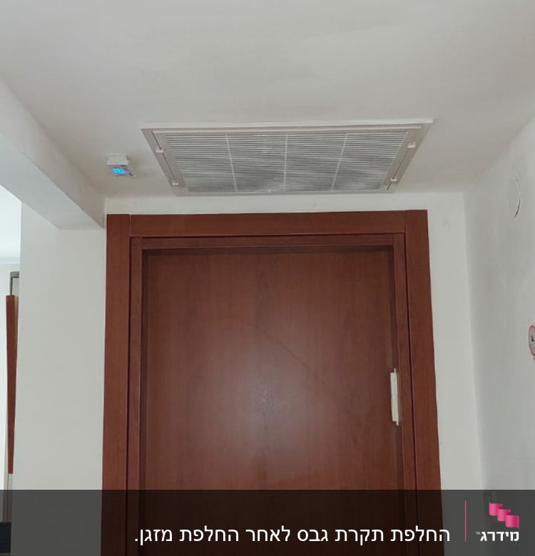 פתח אוורור בתקרה מעל דלת עץ